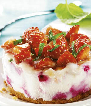 Taartjes van slagroomijs met aardbeiensalade